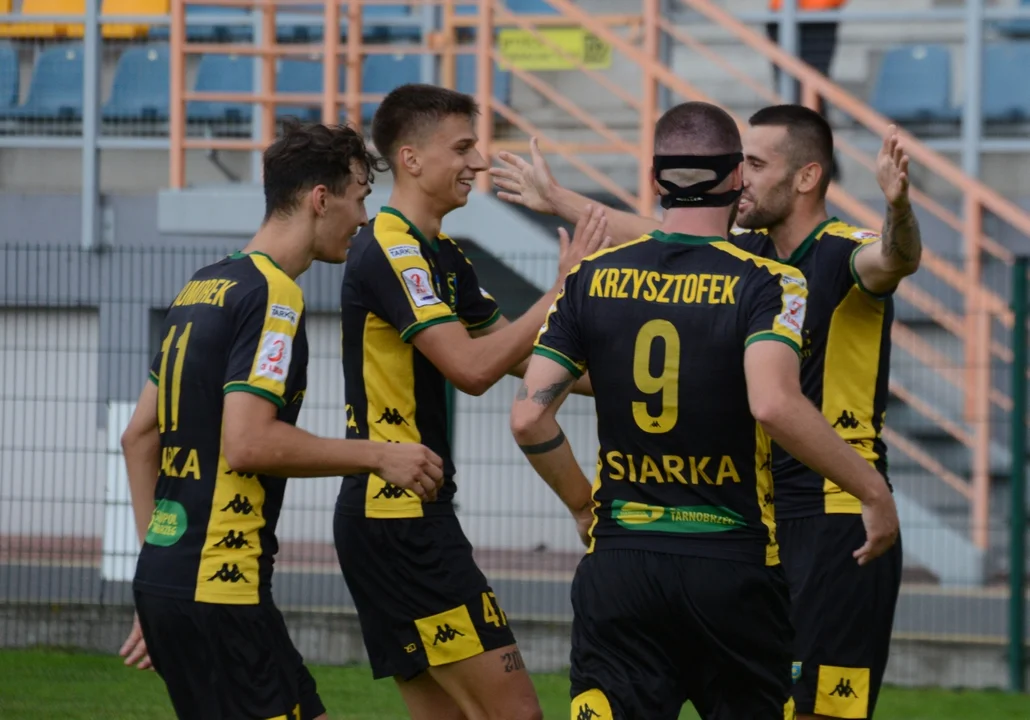 Trzecia liga, grupa 4: Siarka Tarnobrzeg pewnie ogrywa Sokoła Sieniawa i ląduje na pozycji lidera. Radość po golach, szatnia i kibice na meczu [ZDJĘCIA, WIDEO] - Zdjęcie główne