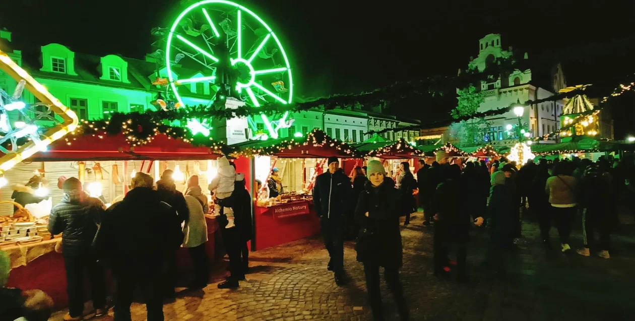 Świąteczne Miasteczko na rzeszowskim Rynku wieczorową porą