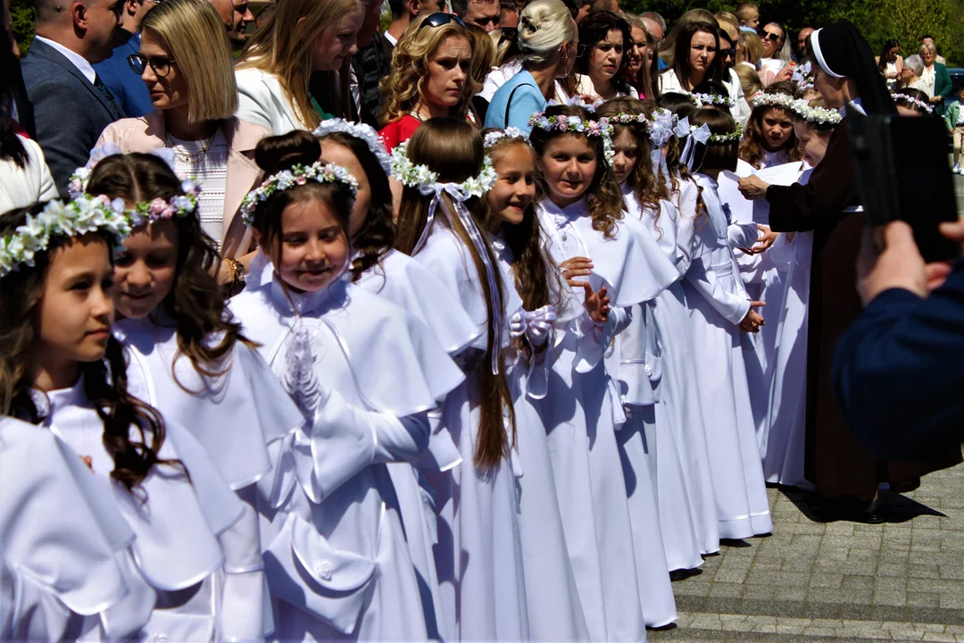 Pierwsza Komunia Święta w Katedrze Rzeszowskiej. Ważny dzień dla dzieci oraz ich bliskich [ZDJĘCIA] - Zdjęcie główne