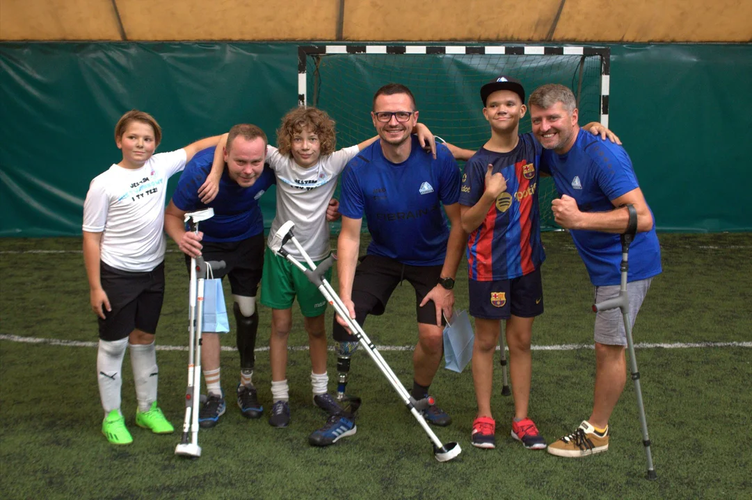 Trening piłkarski osób z niepełnosprawnościami pod wodzą Stal Rzeszów Amp-Futbol