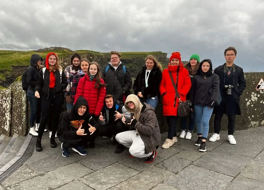 Uczniowie ZSA-E w Weryni zwiedzili Cliffs of Mother w Irlandii. Piękne widoki na wyciągnięcie ręki [ZDJĘCIA] - Zdjęcie główne