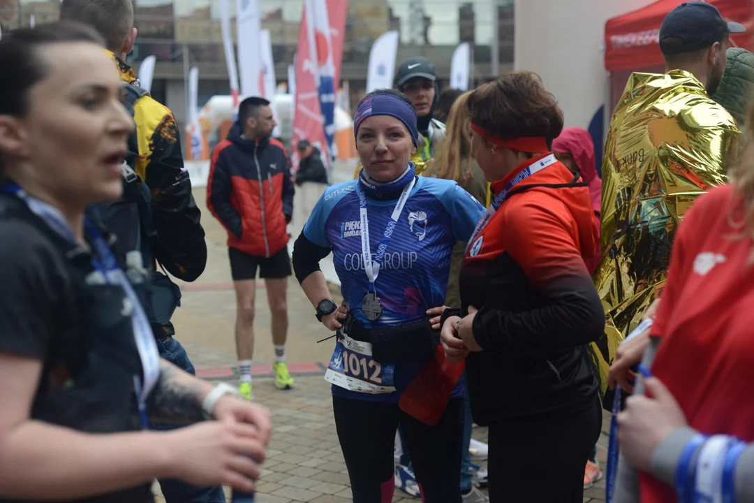 Mnóstwo biegaczy z całego regionu i nie tylko na 16. PKO Półmaratonie Rzeszowskim oraz 8. PKO Sztafecie Półmaratońskiej - zdjęcia część 2