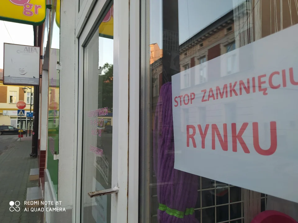 Kartki "Stop zamknięcia Rynku" wiszą na sklepach przy Rynku