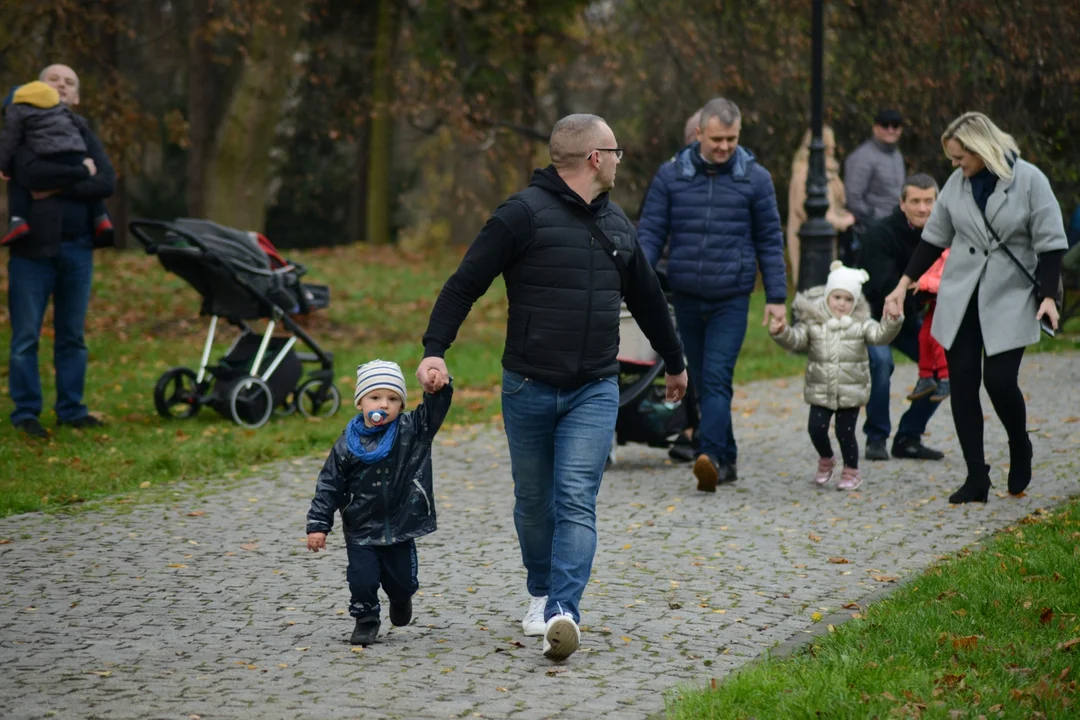 Tłumy na Biegu Historycznym "Dzieci dla Niepodległej" w Tarnobrzegu. Blisko 200 uczestników pobiegło alejkami Parku Dzikowskiego