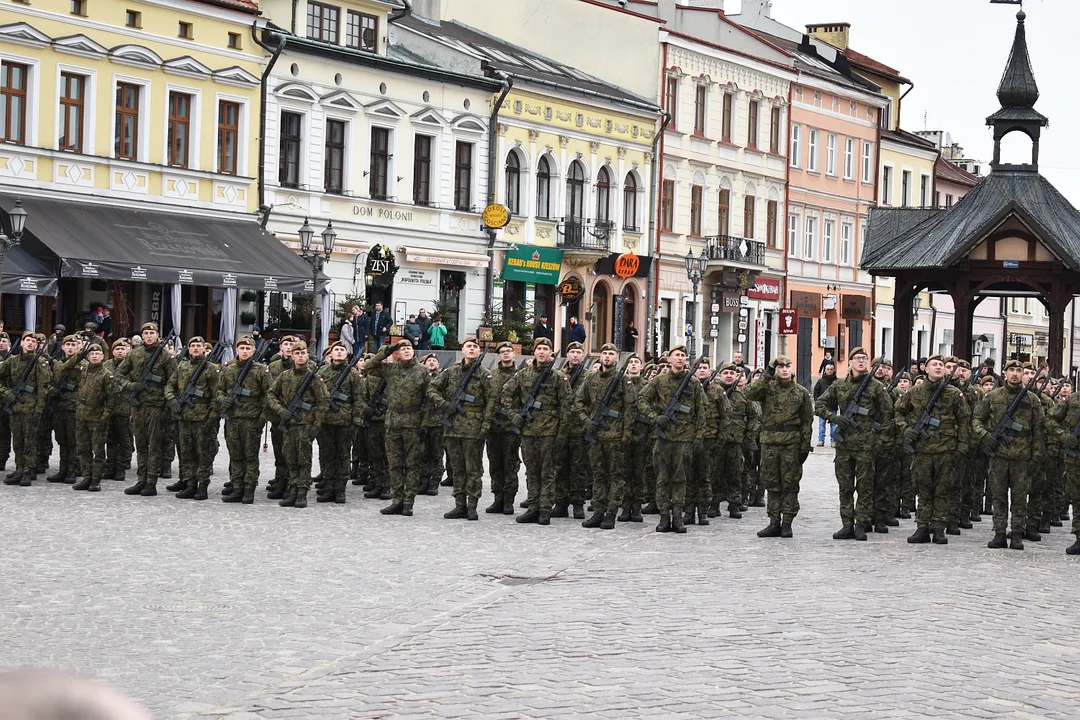 Przysięga wojskowa żołnierzy 3. Podkarpackiej Brygady Obrony Terytorialnej na rynku w Rzeszowie