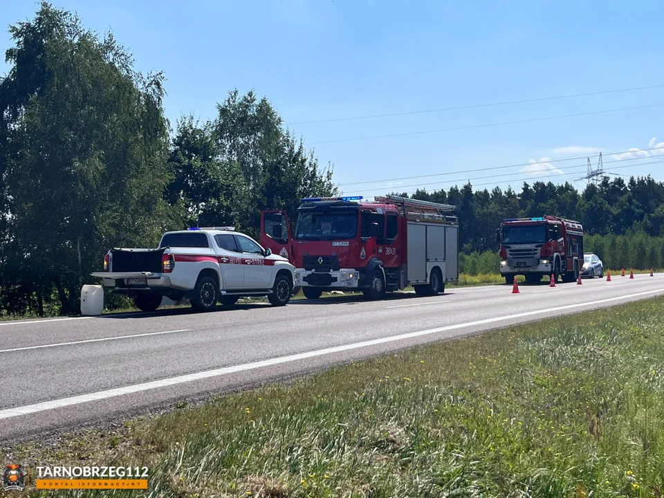 Ciężarówka w rowie na drodze krajowej numer 9