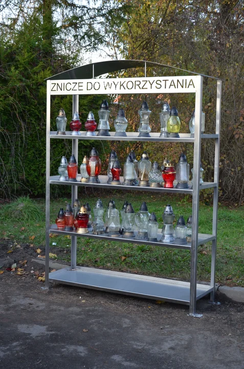 Regał na cmentarzu Posada