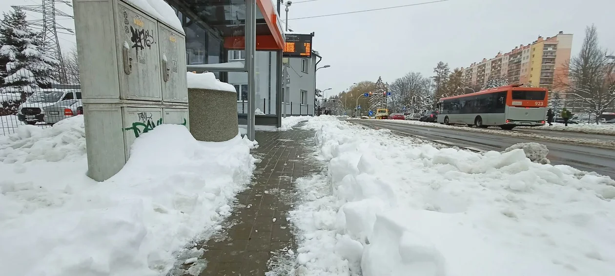 Problemy mieszkańców na przystankach. Ciężko dojść do autobusu przez zaspy ze śniegu