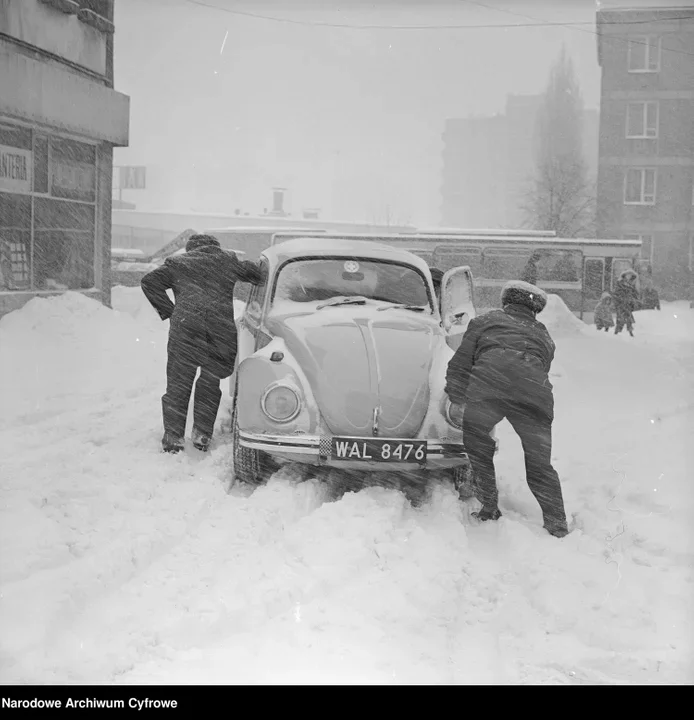 Zima stulecia na archiwalnych fotografiach. Rzeszów bez połączenia kolejowego z Warszawą, brak prądu i kilkumetrowe zaspy! [ZDJĘCIA, WIDEO] - Zdjęcie główne