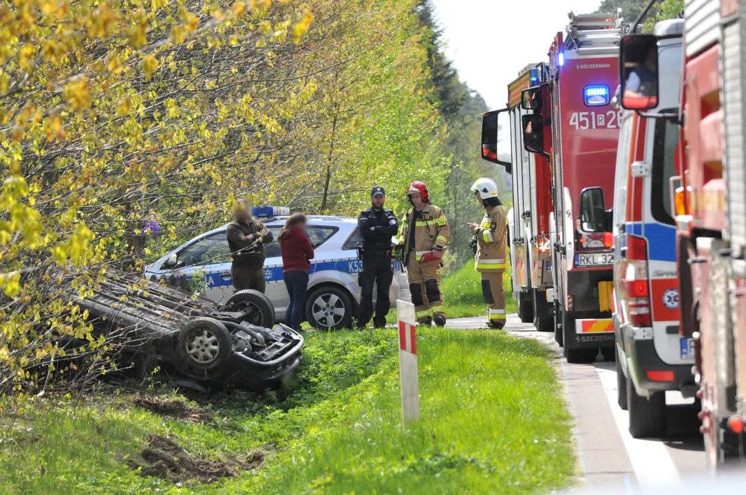 Dachowanie samochodu osobowego na drodze wojewódzkiej w Świerczowie. Utrudnienia na trasie Mielec - Kolbuszowa [AKTUALIZACJA - ZDJĘCIA] - Zdjęcie główne