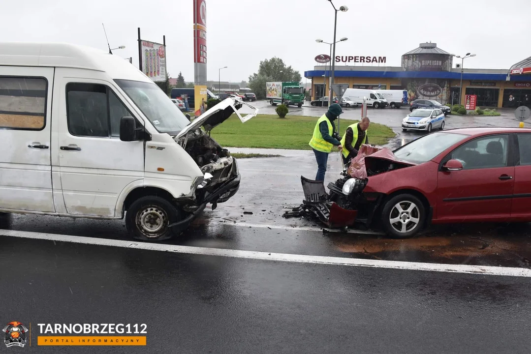 Czołowe zderzenie na DK9. Do wypadku doszło na granicy Nowej Dęby i Majdanu Królewskiego - Zdjęcie główne