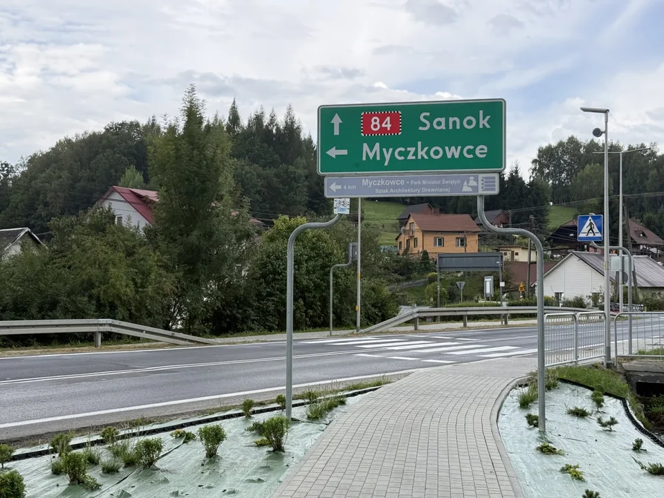 Przejazd drogowo-kolejowy w Uhercach