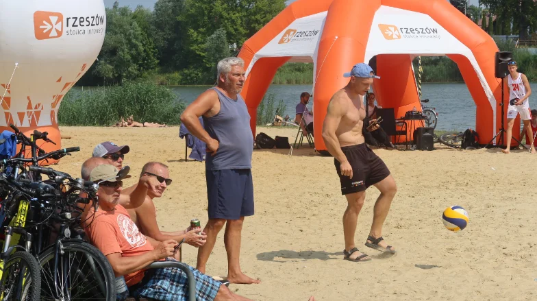 Turniej siatkówki plażowej na rzeszowskiej Żwirowni