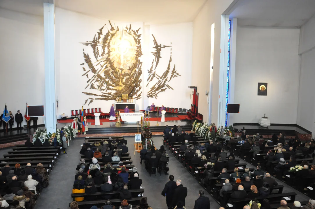 Uroczystości pogrzebowe prezydenta miasta Mielca śp. Daniela Kozdęby w kościele pw. Ducha Świętego w Mielcu