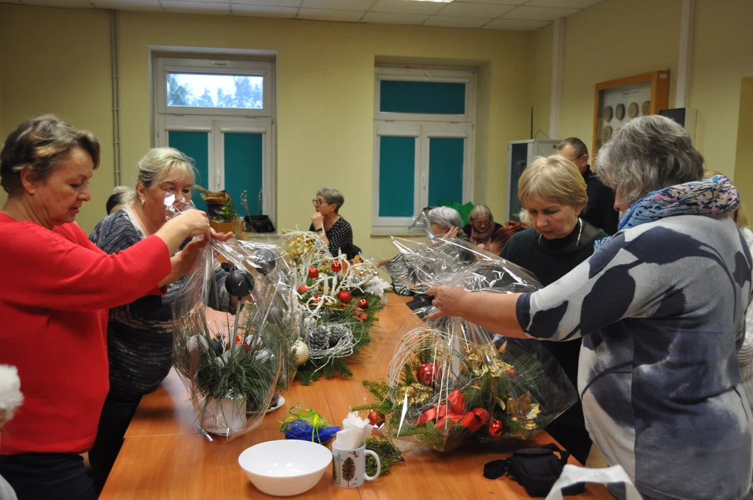 Klub Seniora ,, Natura" pod okiem pani Elizy tworzy własne arcydzieła