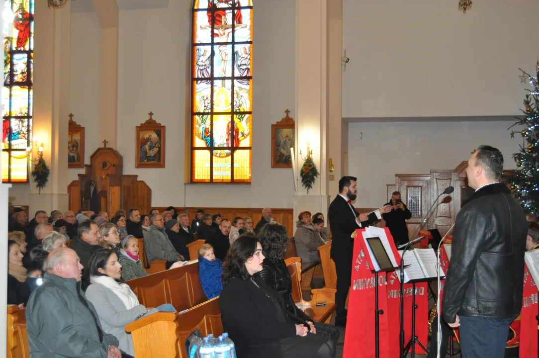 Koncert Kolęd Orkiestry Dętej Dobrynin wraz z solistami w kościele w św Marka w Rzochowie.