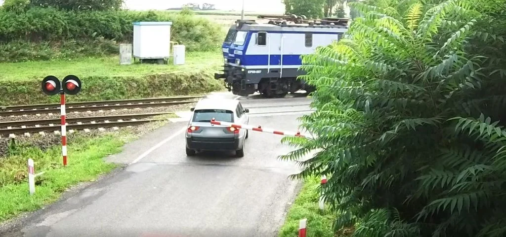 Wjechał na przejazd kolejowy! Wszystko zostało nagrane