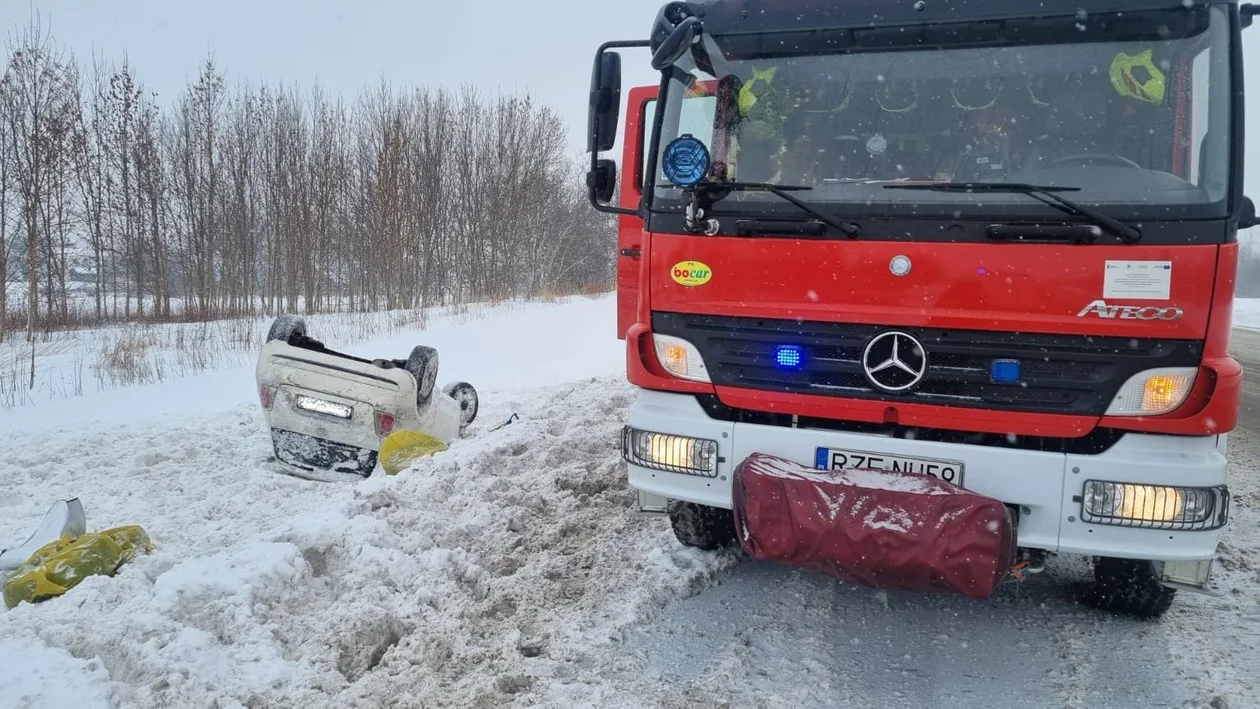 Dachowanie samochodu w powiecie rzeszowskim