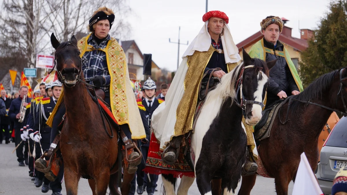 Orszak Trzech Króli w Polańczyku. Barwny tłum przeszedł ulicami miejscowości nad Jeziorem Solińskim [ZDJĘCIA, WIDEO] - Zdjęcie główne