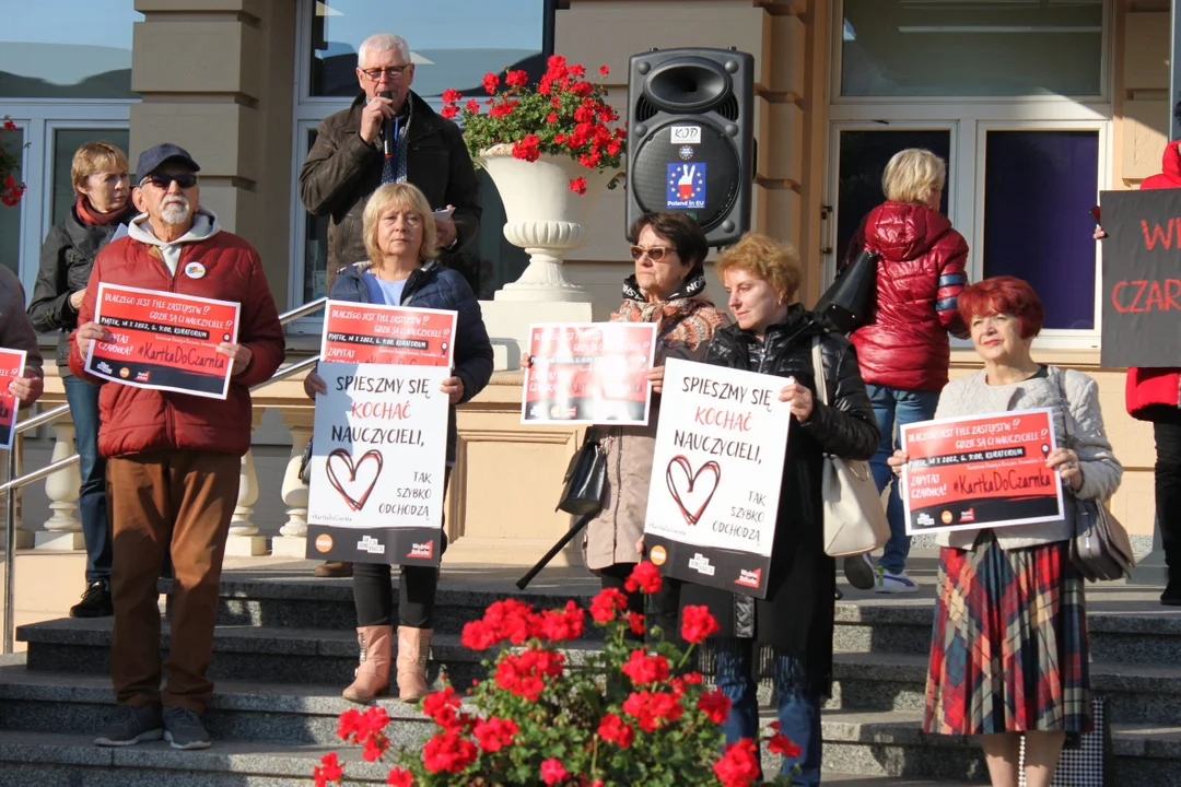 Protest pod kuratorium oświaty #KartkaDoCzarnka