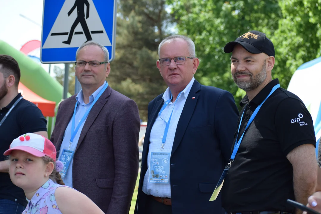 Pamiątkowe medale dla uczestników biegu wręczali Partnerzy