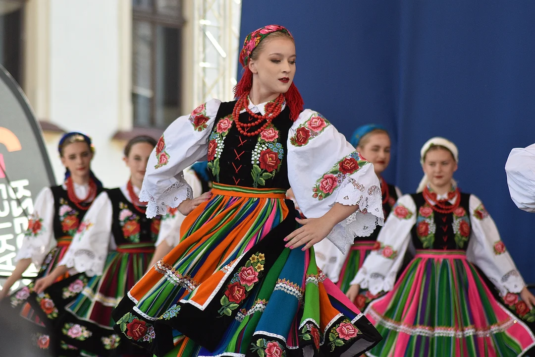 XIX Światowy Festiwal Polonijnych Zespołów Folklorystycznych. Rynek w Rzeszowie pełny tańców i muzyki na ludową nutę [ZDJĘCIA] - Zdjęcie główne