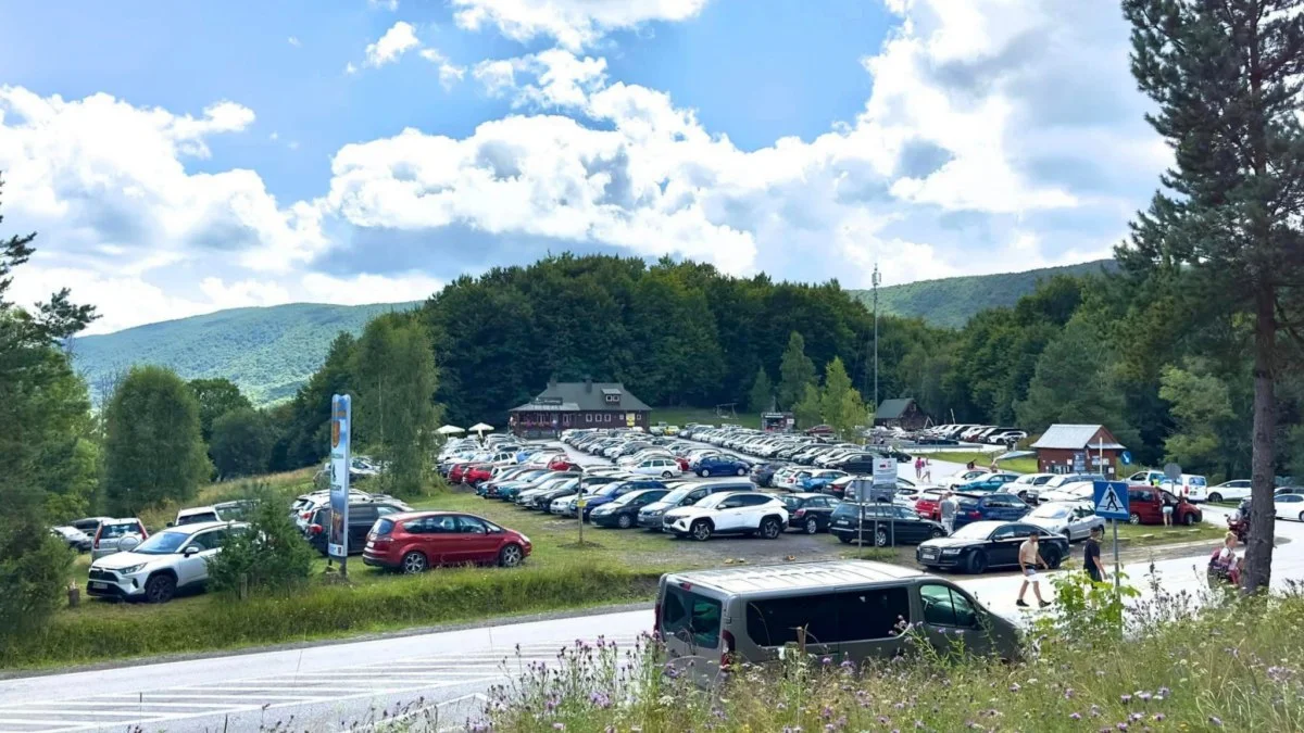 Turyści chętnie wyruszyli na szlaki w Bieszczadach. Parkingi zapełniły się w całości [ZDJĘCIA] - Zdjęcie główne