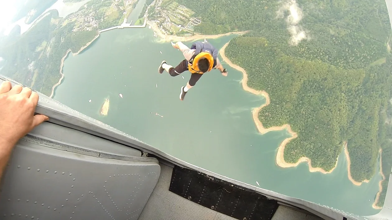 Skoki na spadochronie z lądowaniem w Jeziorze Solińskim