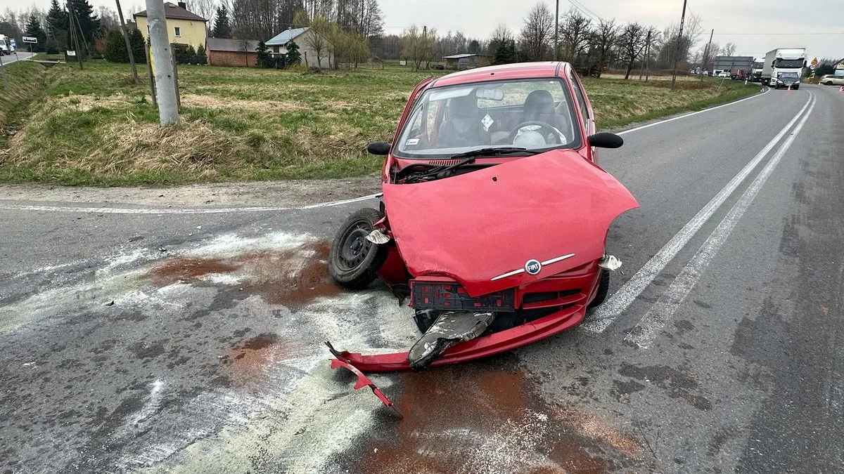 Zderzenie dwóch samochodów osobowych na drodze relacji Mielec-Tarnów