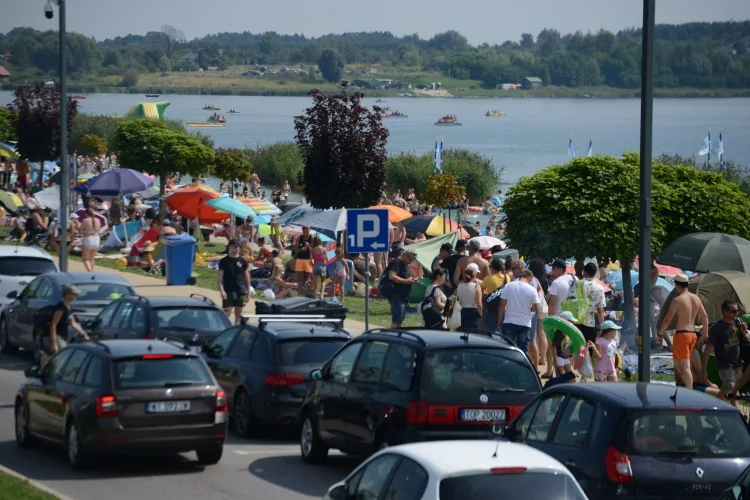 Jezioro Tarnobrzeskie w niedzielne południe