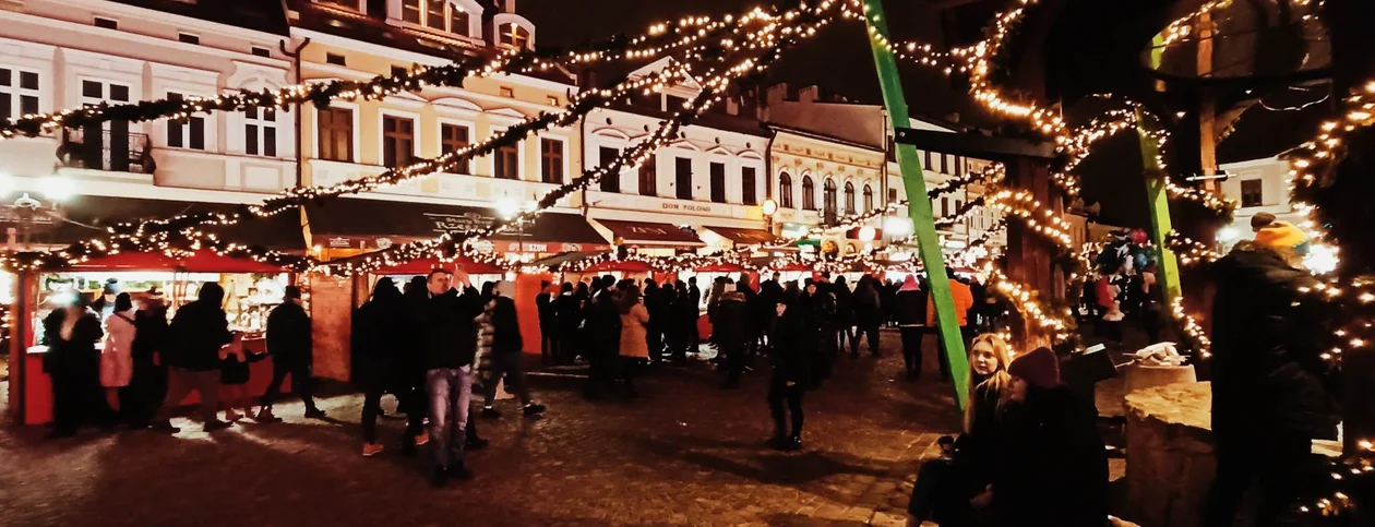 Świąteczne Miasteczko na rzeszowskim Rynku wieczorową porą