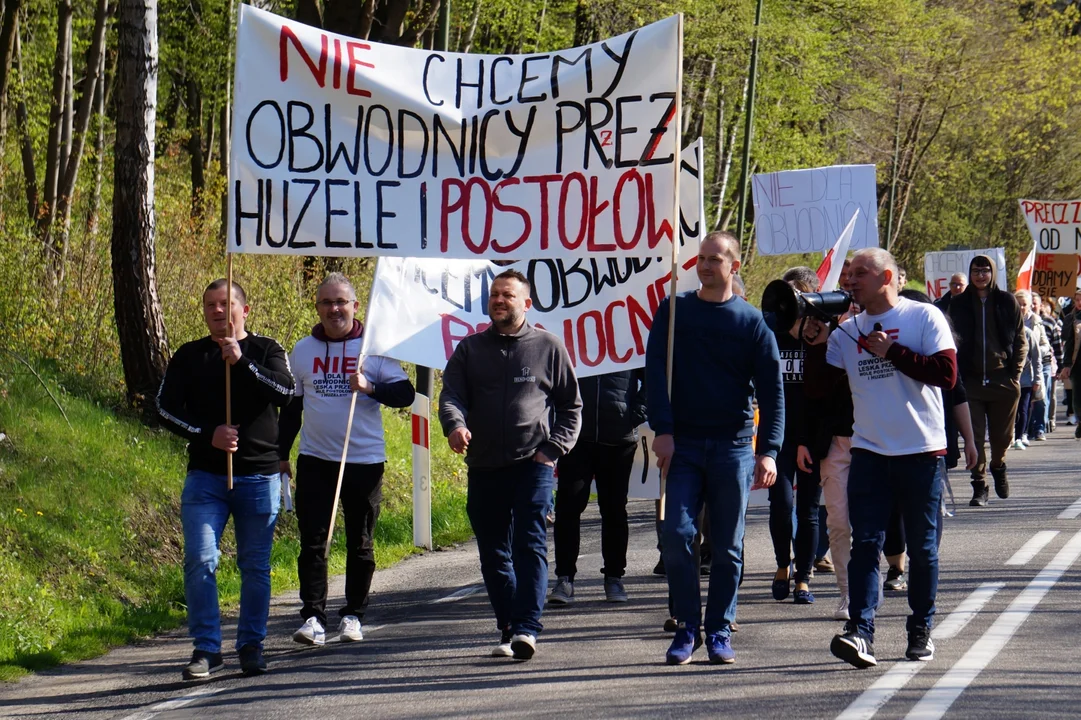 Protest w sprawie budowy południowej obwodnicy Leska. Mieszkańcy wyszli na ulice, by pokazać swój sprzeciw [ZDJĘCIA, WIDEO] - Zdjęcie główne