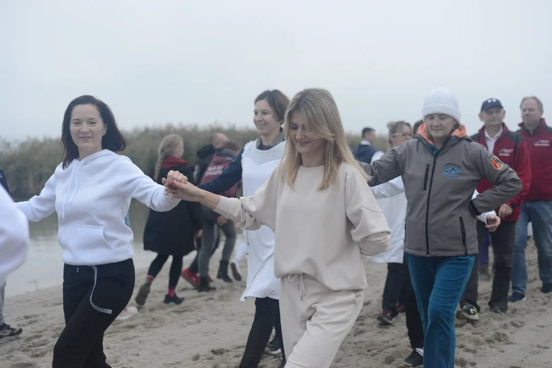 "Jezioro Aniołów" nad Jeziorem Tarnobrzeskim - zatańczyli poloneza na plaży