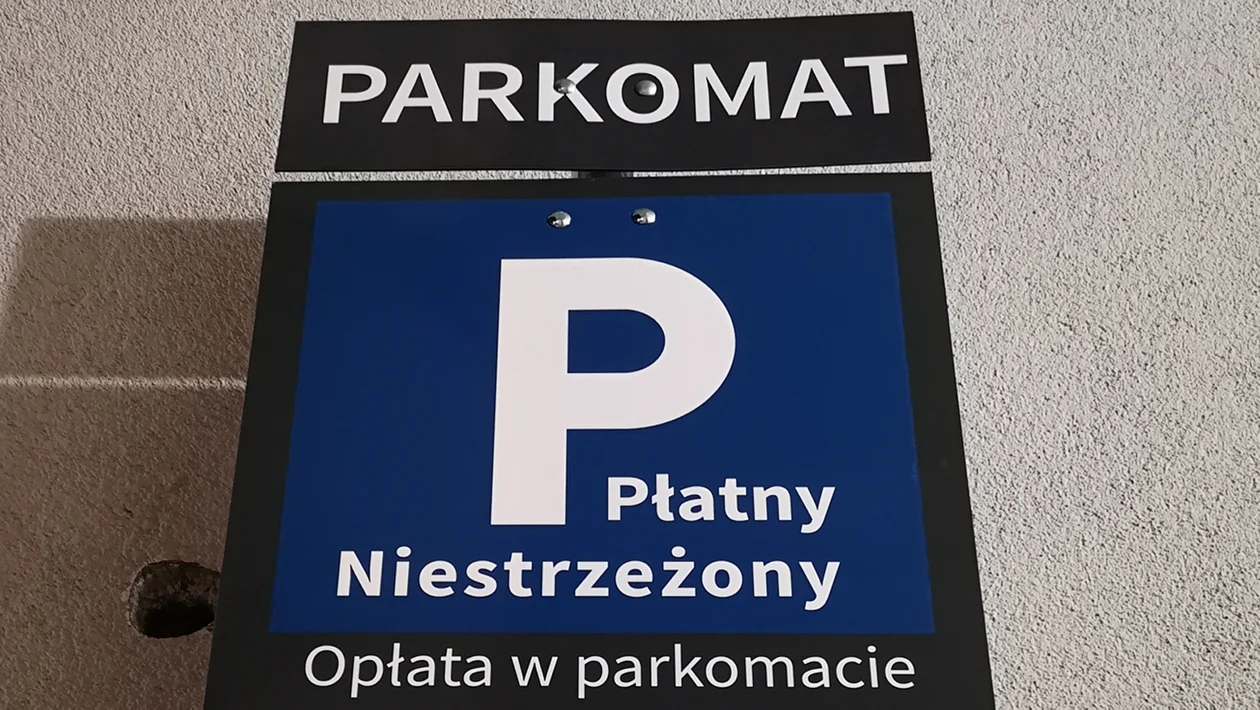 Czy osoby niepełnosprawne też muszą płacić za miejsce przed galerią w Kolbuszowej? Co z kierowcami bez uprawnień, którzy blokują tzw. koperty? - Zdjęcie główne