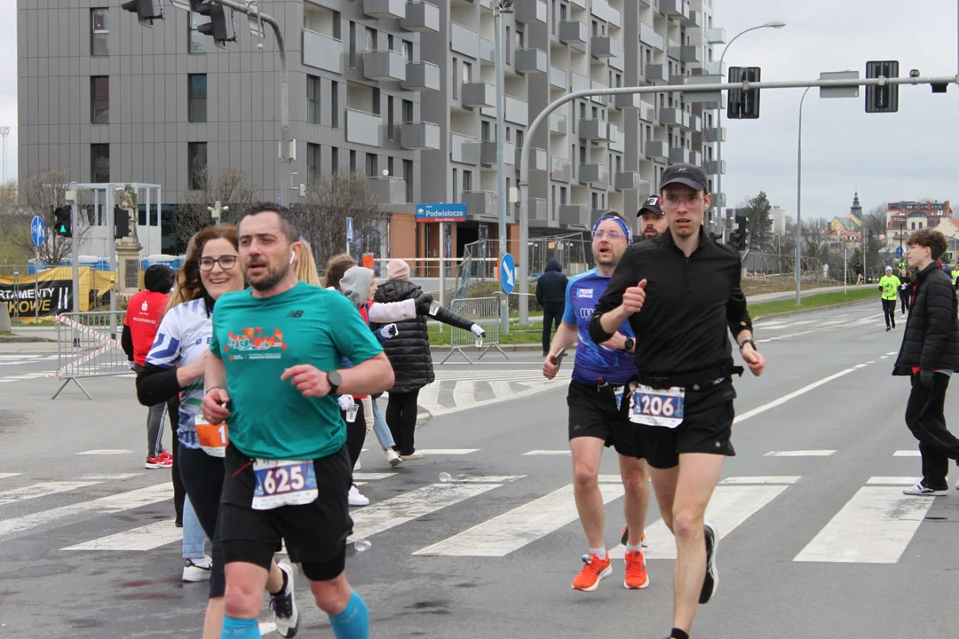 16. PKO Półmaraton Rzeszowski. Szczęśliwi biegacze na trasie oraz na meci