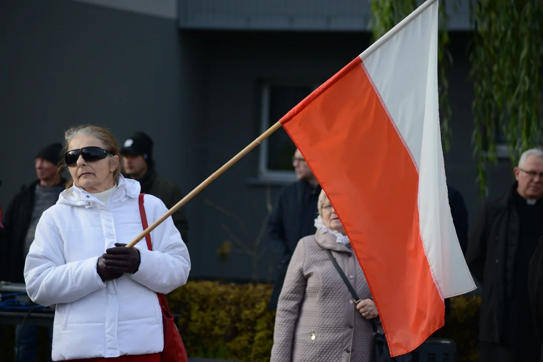 Narodowe Święto Niepodległości w Tarnobrzegu. Uroczystości przy pomniku Marszałka Józefa Piłsudskiego. - 104 lata temu narodziła się nowoczesna Polska - mówi prezydent miasta Dariusz Bożek [ZDJĘCIA - CZĘŚĆ 1]