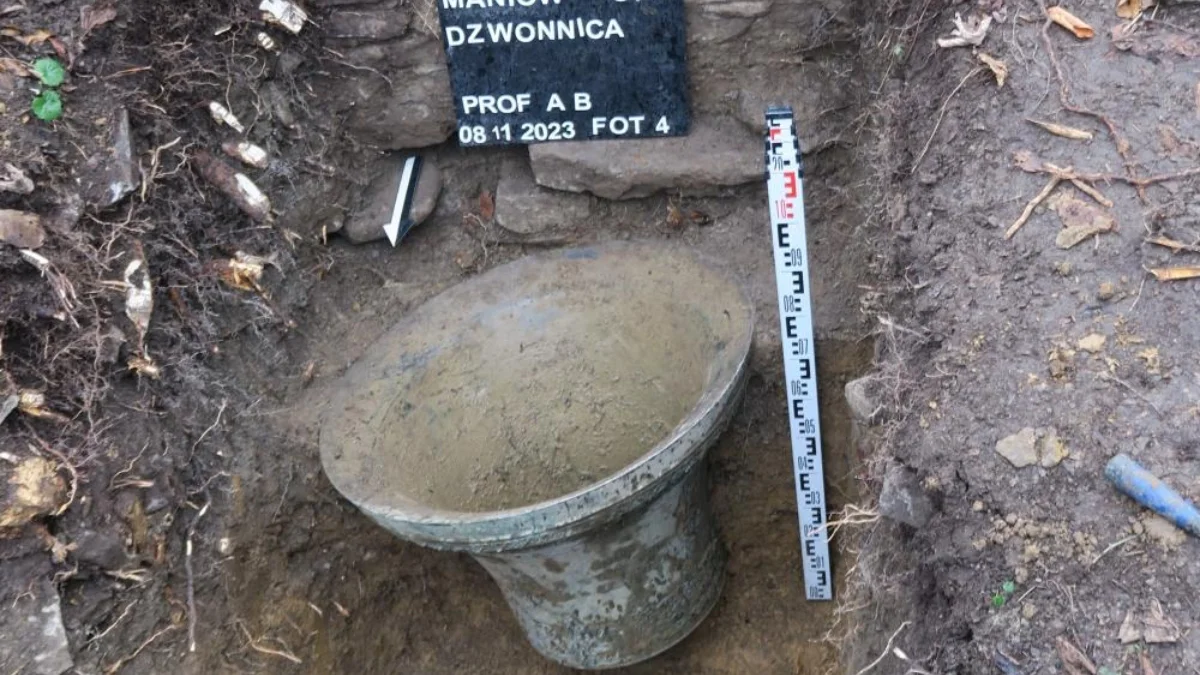 Głos historii wydostał się spod ziemi. W Maniowie wydobyto dzwon z nieistniejącej cerkwi [ZDJĘCIA] - Zdjęcie główne