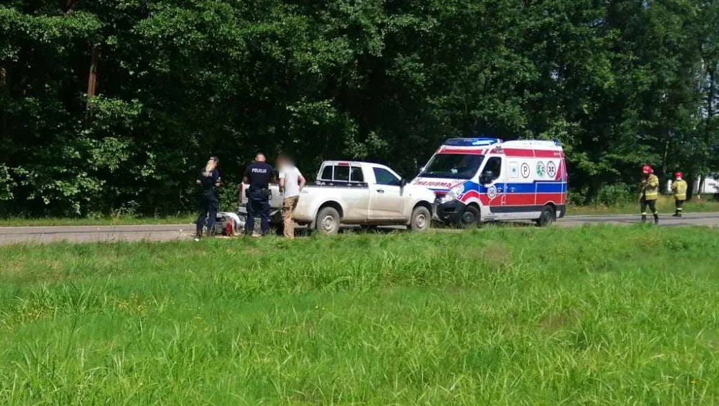 Wypadek w Bukowcu. Motocyklista zderzył się z osobówką. Utrudnienia na drodze [ZDJĘCIA] - Zdjęcie główne