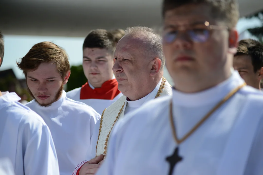 Pierwsza Komunia Święta dzieci ze Szkoły Podstawowej numer 10 w Tarnobrzegu. Parafia Matki Bożej Nieustającej Pomocy