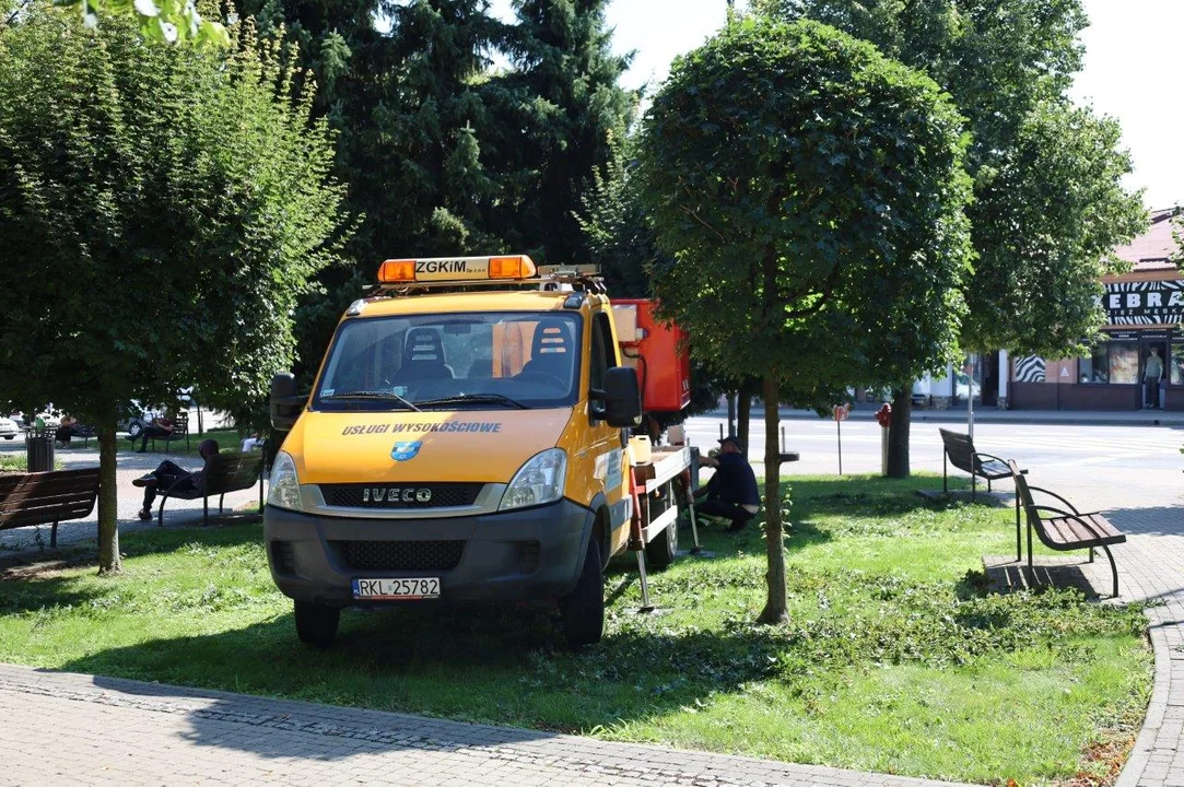 Sprzątanie na rynku w Kolbuszowej przed wizytą prezydenta