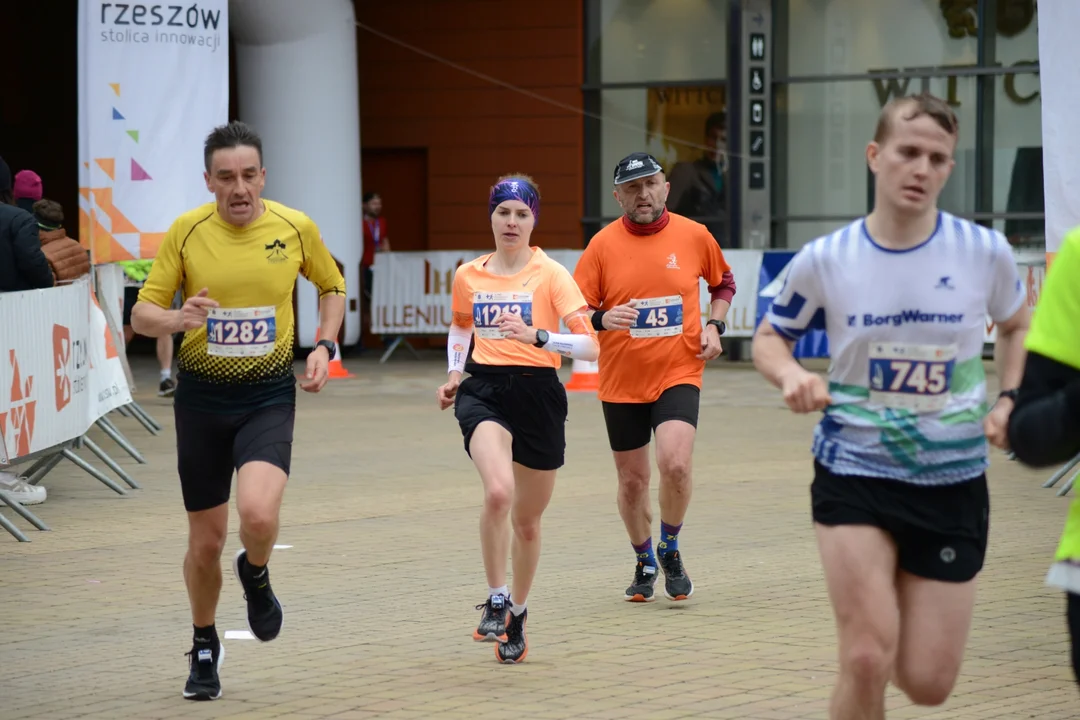 16. PKO Półmaraton Rzeszowski oraz 8. PKO Sztafeta Półmaratońska w Rzeszowie - dużo zdjęć z trasy i mety