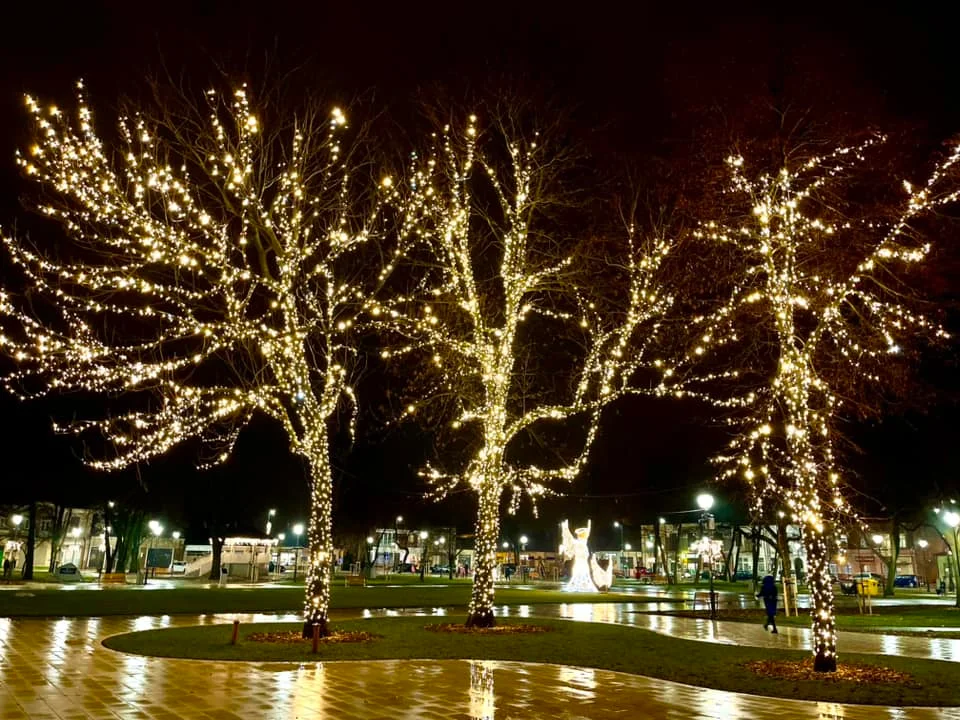 Świąteczne iluminacje na Rynku w Stalowej Woli-Rozwadowie