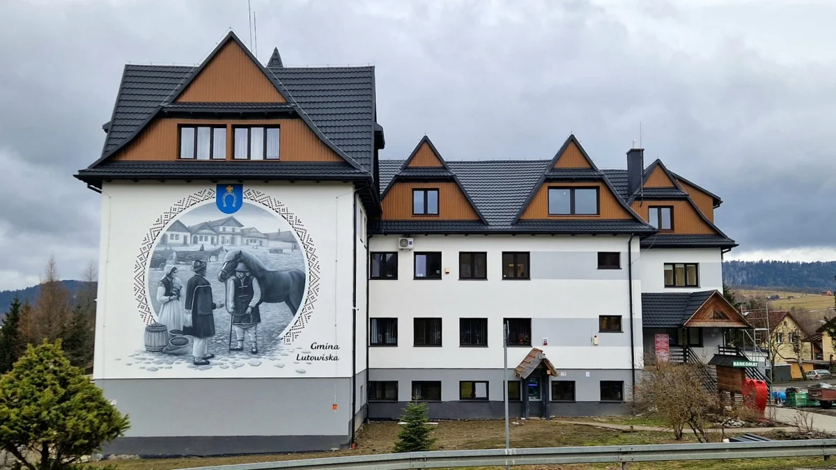Mural na budynku urzędu gminy w Lutowiskach. To wizualna podróż w czasie [ZDJĘCIA] - Zdjęcie główne