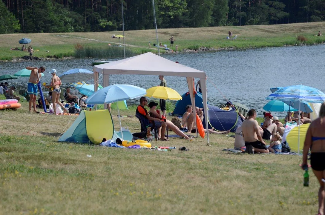 Tłumy nad zalewem w Wilczej Woli