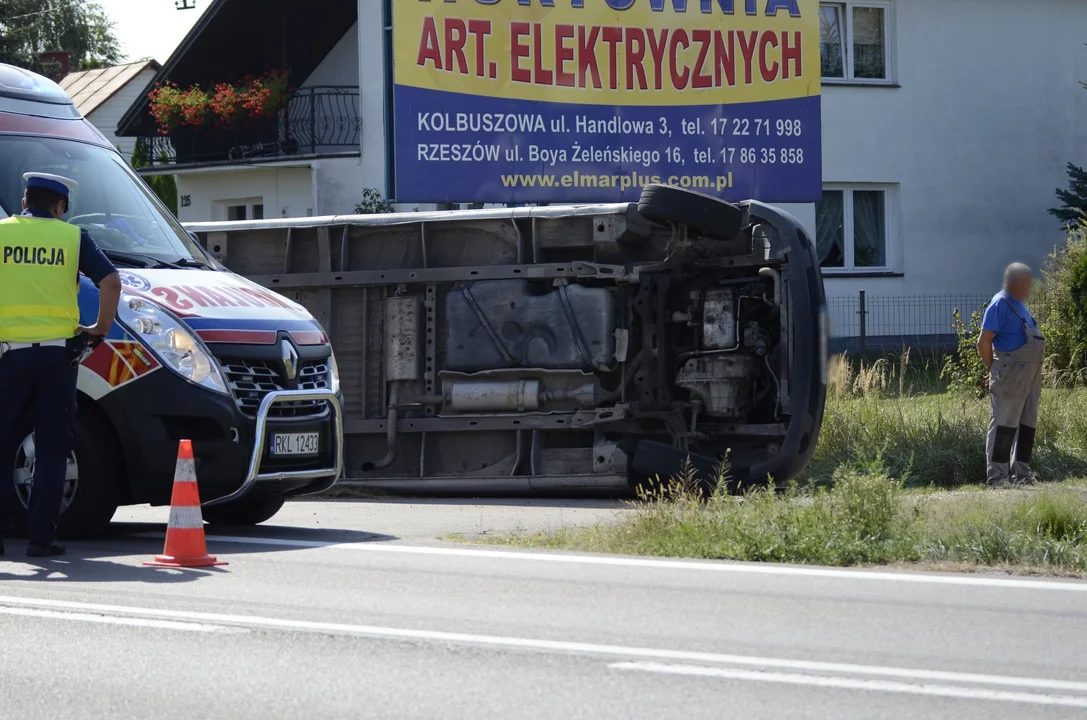 Kolizja na ul. Mieleckiej. Jeden z samochodów wylądował na boku.