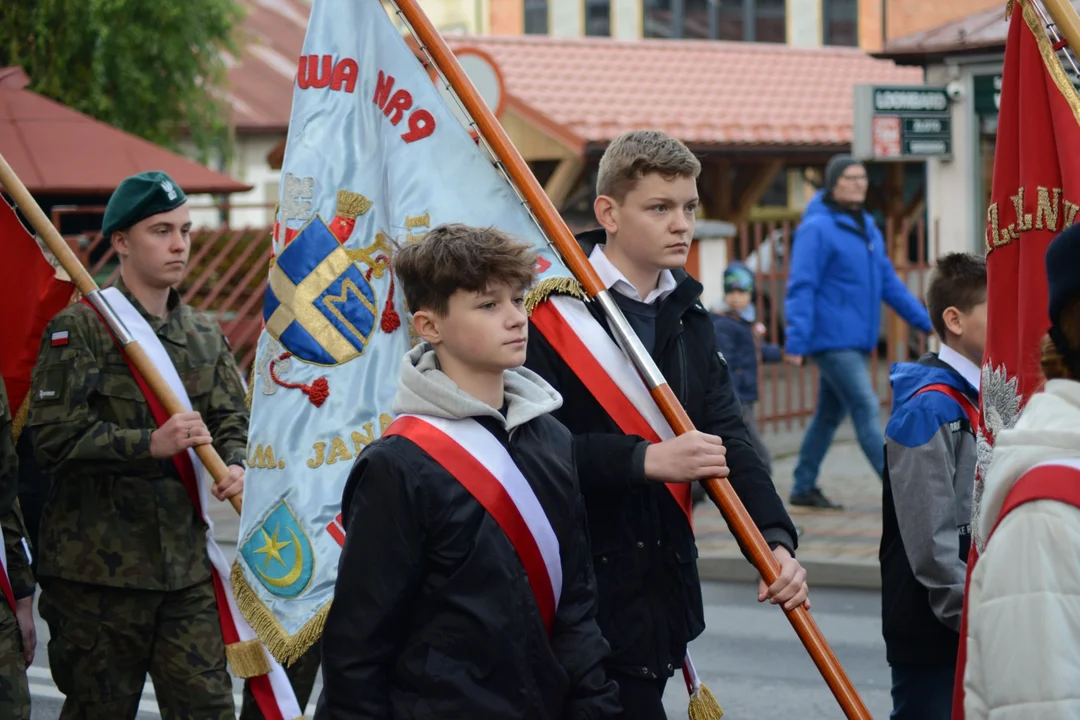 Narodowe Święto Niepodległości w Tarnobrzegu. Uroczystości przy pomniku Marszałka Józefa Piłsudskiego. - 104 lata temu narodziła się nowoczesna Polska - mówi prezydent miasta Dariusz Bożek [ZDJĘCIA - CZĘŚĆ 1]