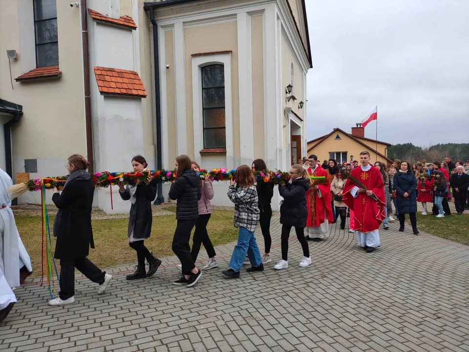 Niedziela Palmowa i kiermasz ozdób świątecznych w parafii w Niwiskach [ZDJĘCIA] - Zdjęcie główne