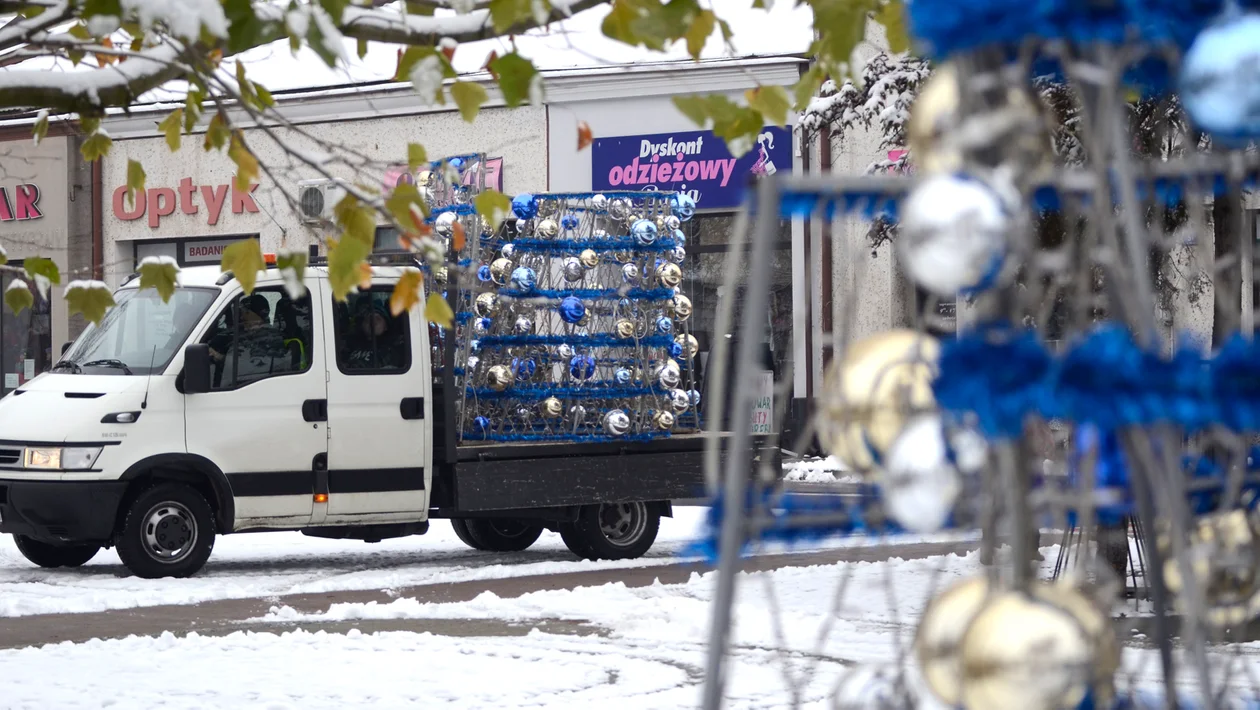 200 bombek zawiśnie na 10-metrowej choince na rynku w Kolbuszowej [ZDJĘCIA] - Zdjęcie główne