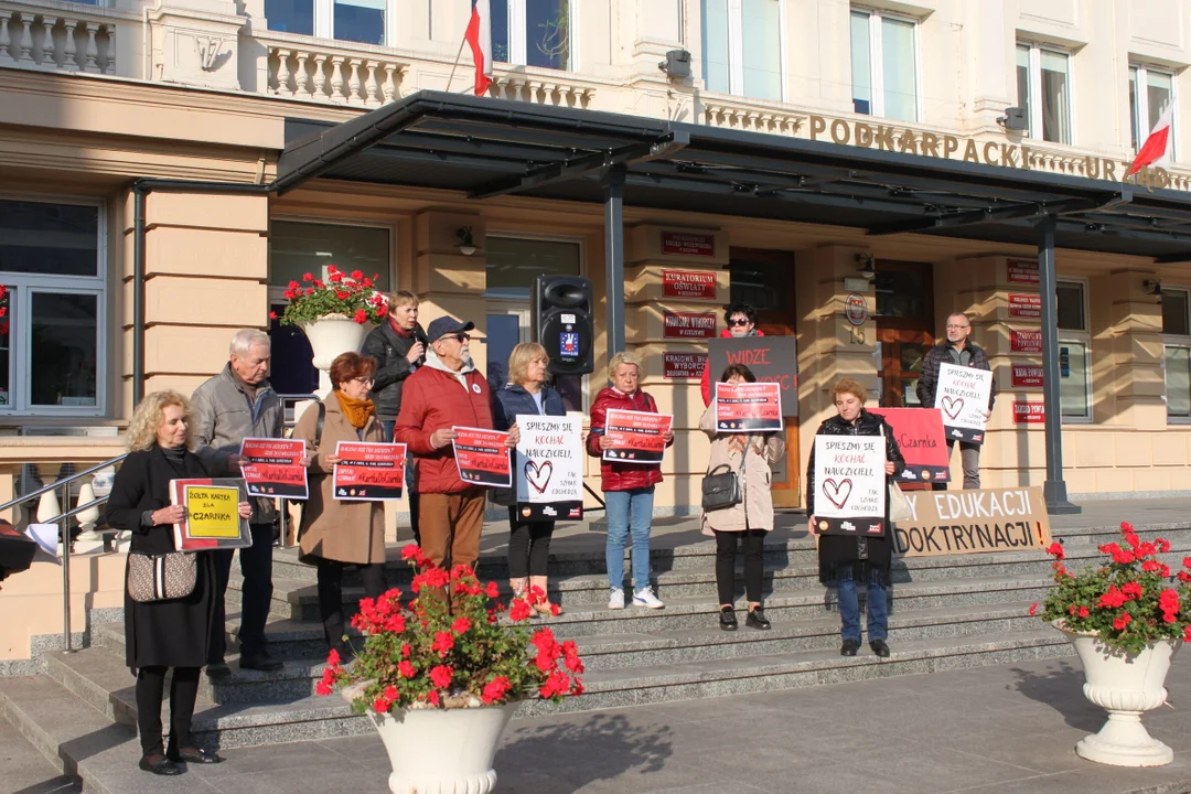 Protest pod kuratorium oświaty #KartkaDoCzarnka