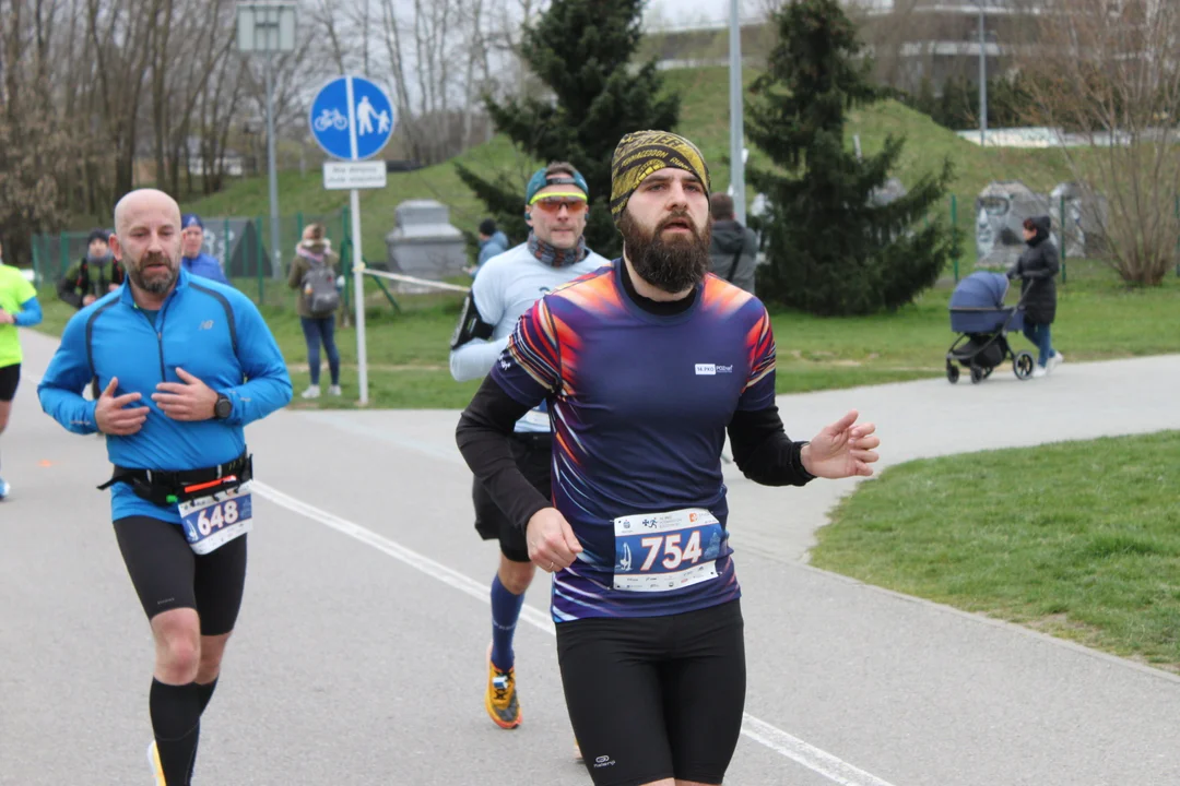 16. PKO Półmaraton Rzeszowski. Szczęśliwi biegacze na trasie oraz na meci